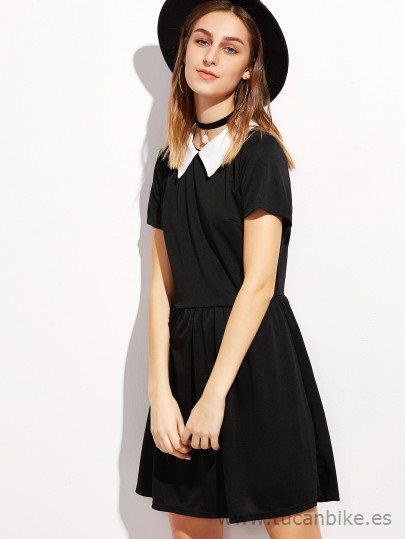 Vestido negro con cuello blanco