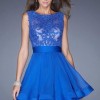 Modelo de vestido azul